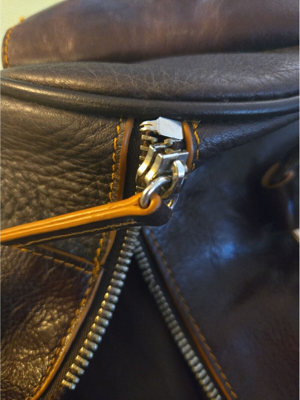 Kenneth Cole Reaction Brown Leather Duffel Satchel Bag *Broken Zipper* - Picture 5 of 7